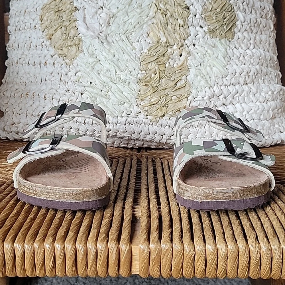 NWOT, Lily & Dan camo sandals, size 7/8